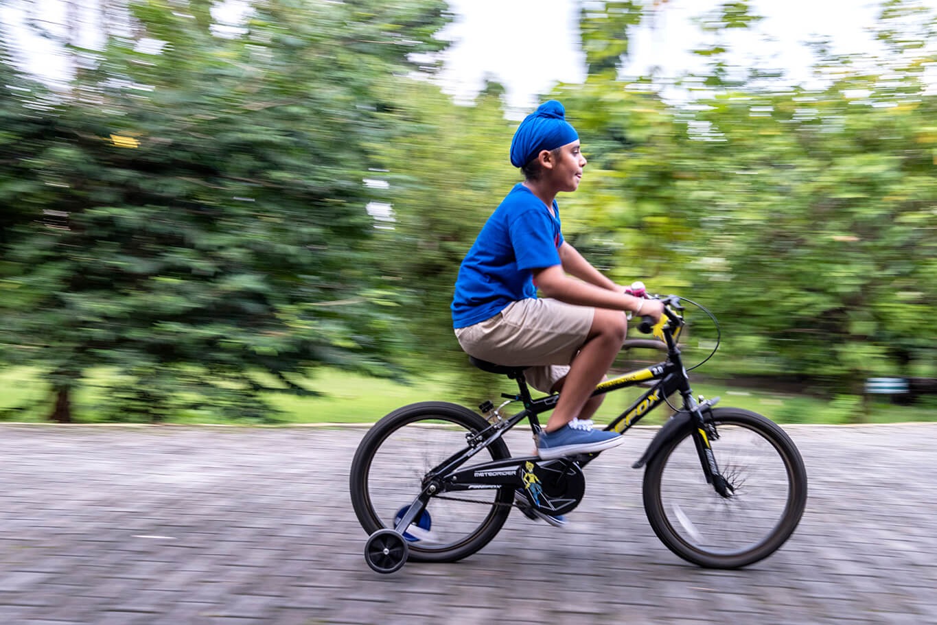 niño en bicicleta en resort de india 