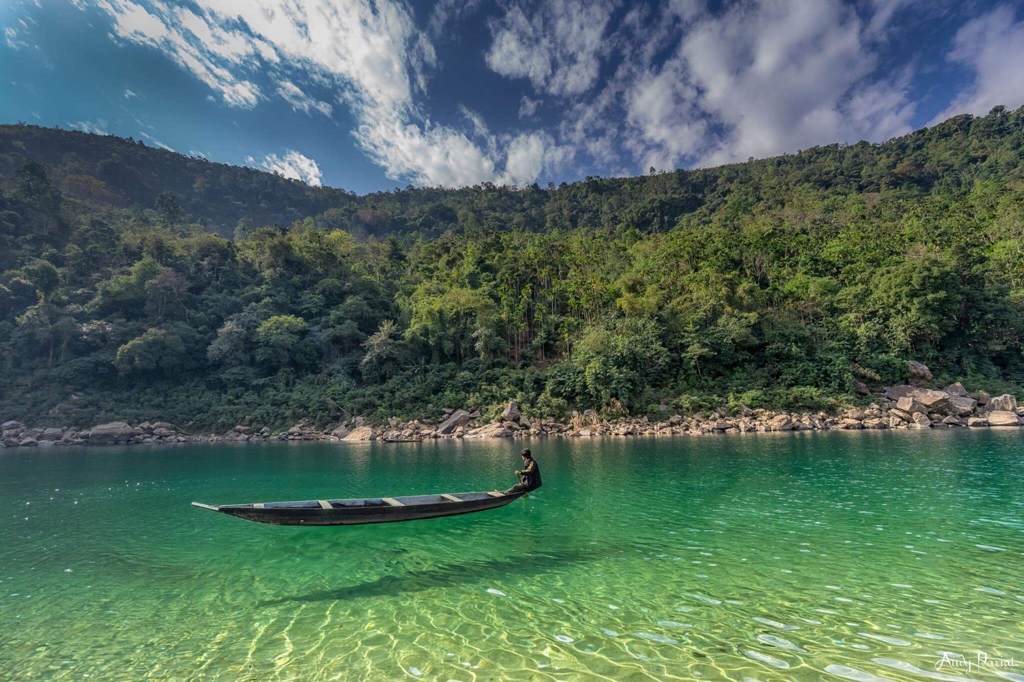 barca en el río umngot en meghalaya 