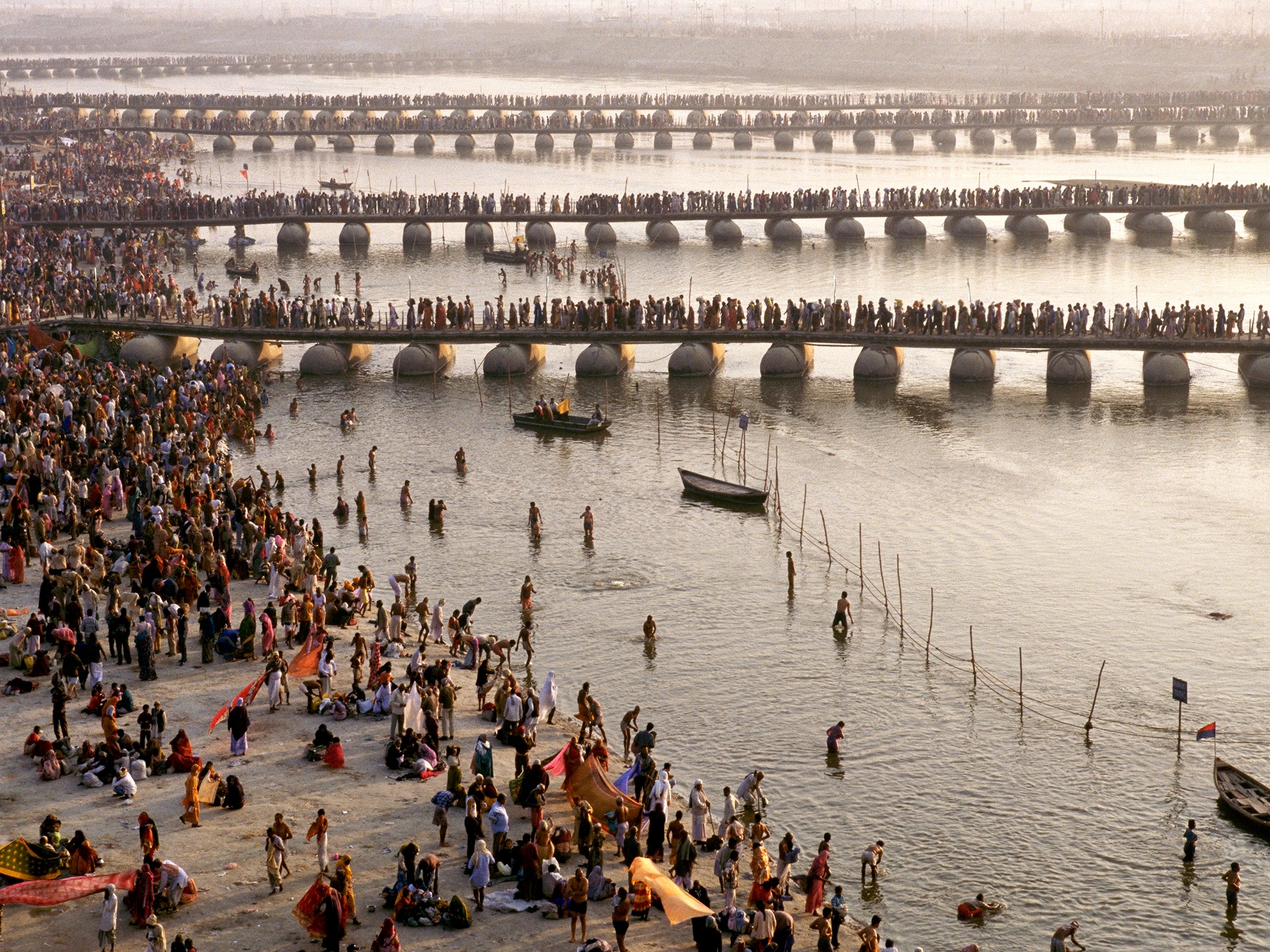 puentes en el río de kumbh mela